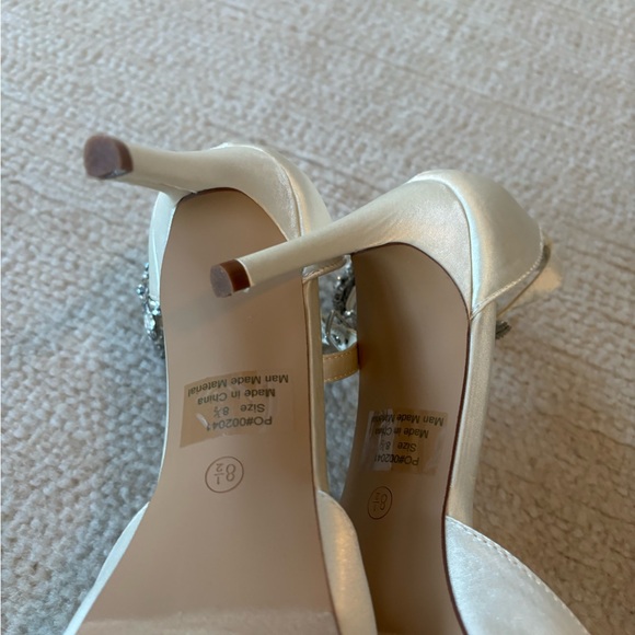 Journee Collection Cream Heels with Floral Accent - Picture 12 of 15